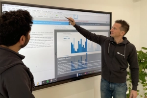 Zwei Personen die Daten analysieren